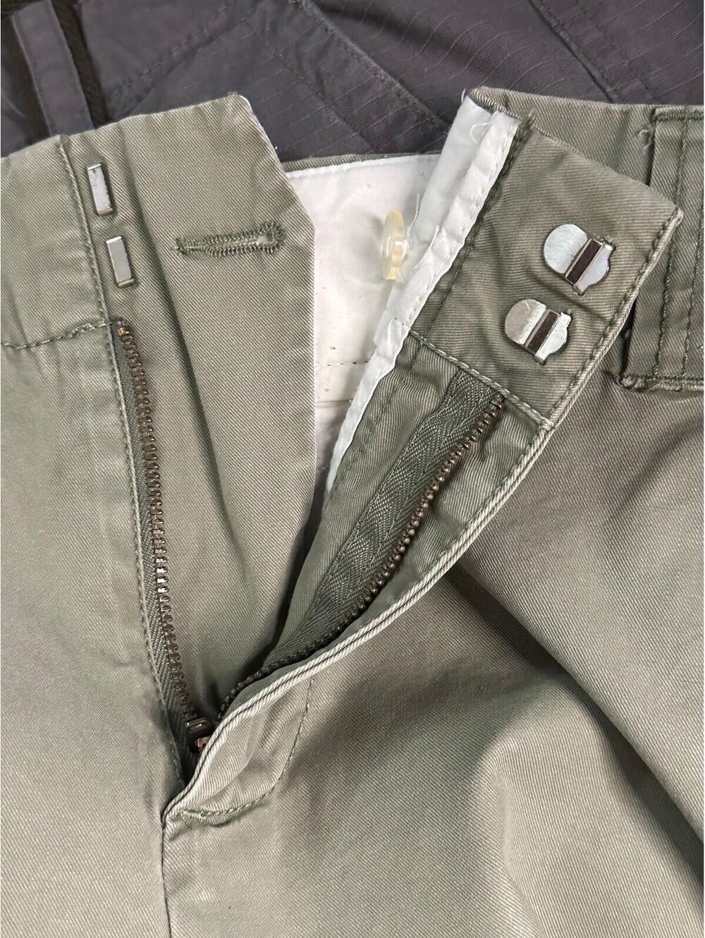 GAP Favorite Chino olive green cotton bermuda shorts Size 16 - Picture 8 of 10